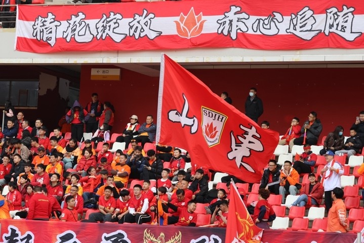 主場(chǎng)上萬(wàn)名球迷的吶喊助威，給山東體彩女足征戰女超增添了能量與動(dòng)力